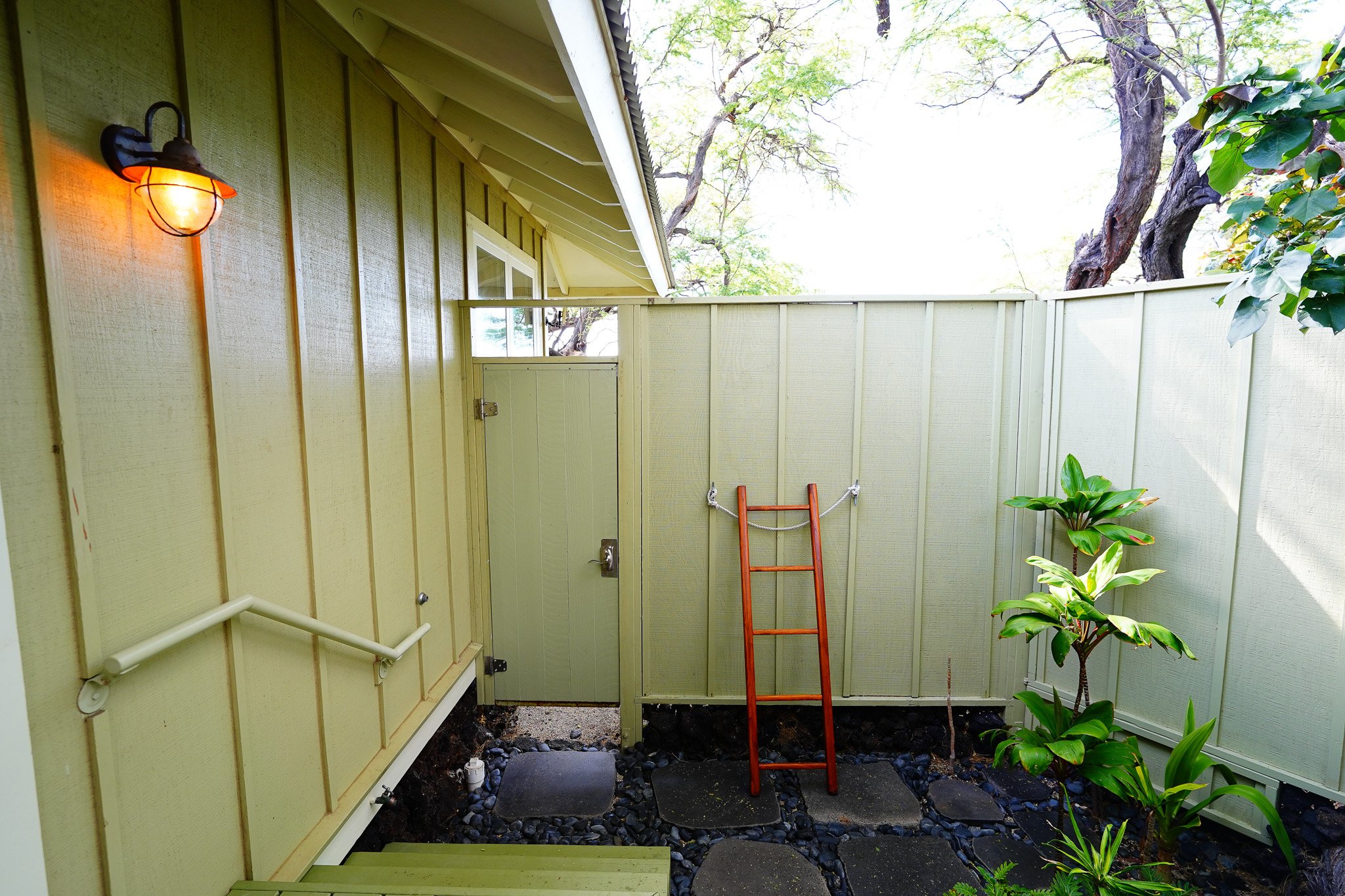 Hale Wa'a at Lava Lava Cottages